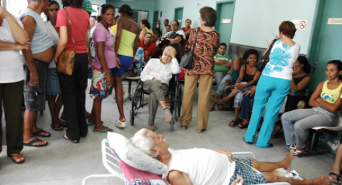 O brasileiro pobre O bostileiro de classe esperando na fila para defendendo  ser atendido no sus SUS falando que ele é vários dias. o melhor sistema de  saúde pública. made memetis 