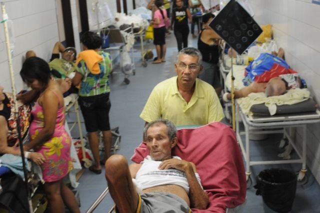 O brasileiro pobre O bostileiro de classe esperando na fila para defendendo  ser atendido no sus SUS falando que ele é vários dias. o melhor sistema de  saúde pública. made memetis 