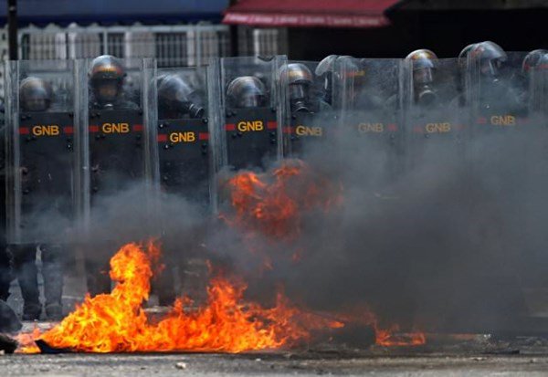 riot_police_venezuela_fire.jpg