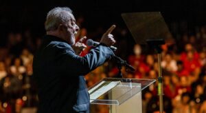 A ressaca monetária brasileira: por que a política fiscal do governo Lula mantém os juros altos