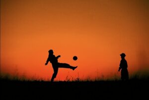 Da várzea à Copa do Mundo: a ordem espontânea por trás do futebol